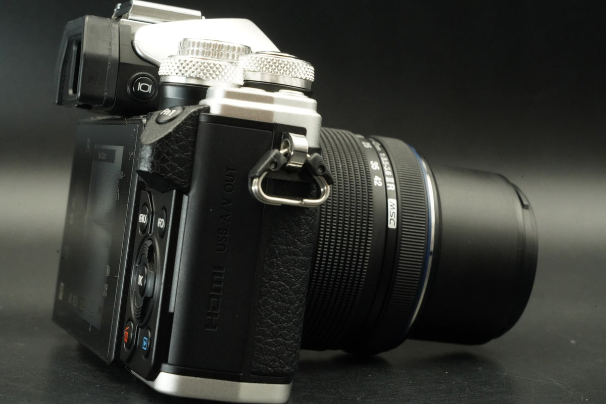 Olympus OM-D E-M10 Mark II Silver w/ 14-42mm + 40-150mm Lens -872 cut- #12315