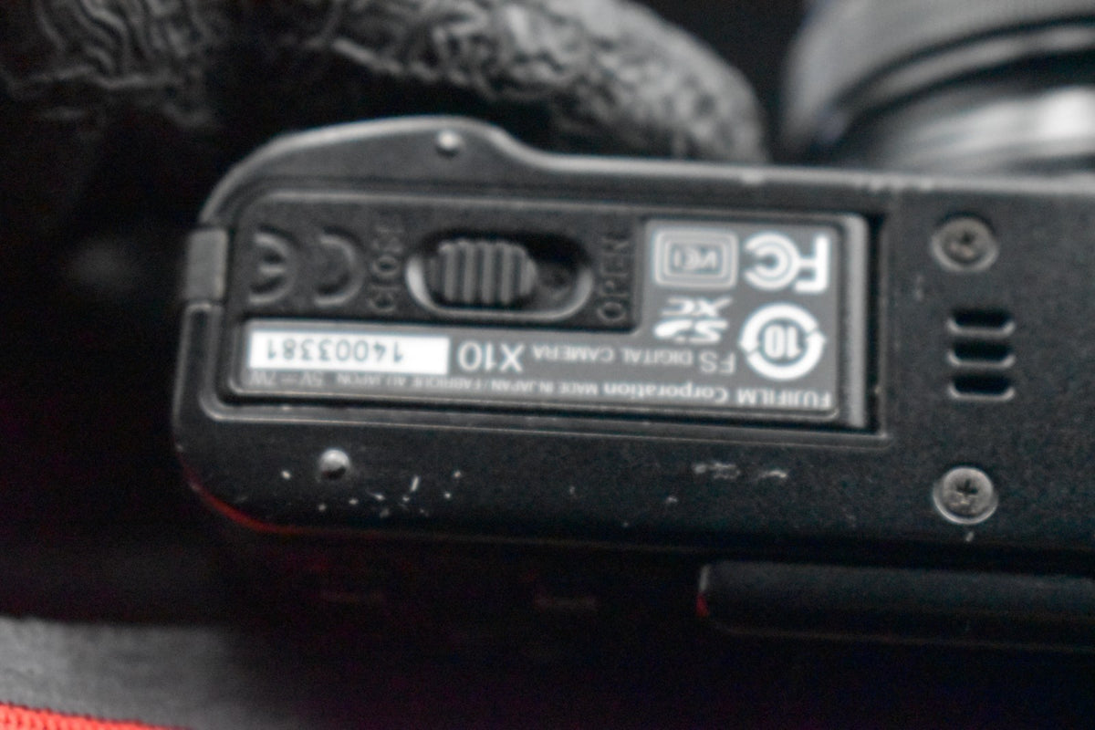 [US Duty Paid] Fujifilm X10 Black pPoint and Shoot Compact Digital Camera 9363