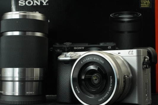 Sony A6400 Mirrorless Digital Camera with 2 Lenses Silver -8739 cuts- #11579