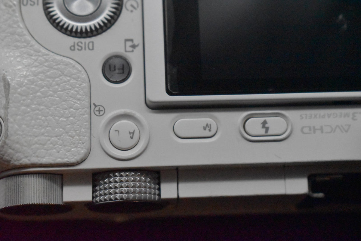 [US Duty Paid] Cámara digital sin espejo Sony Alpha a6000 con lente blanca 8287