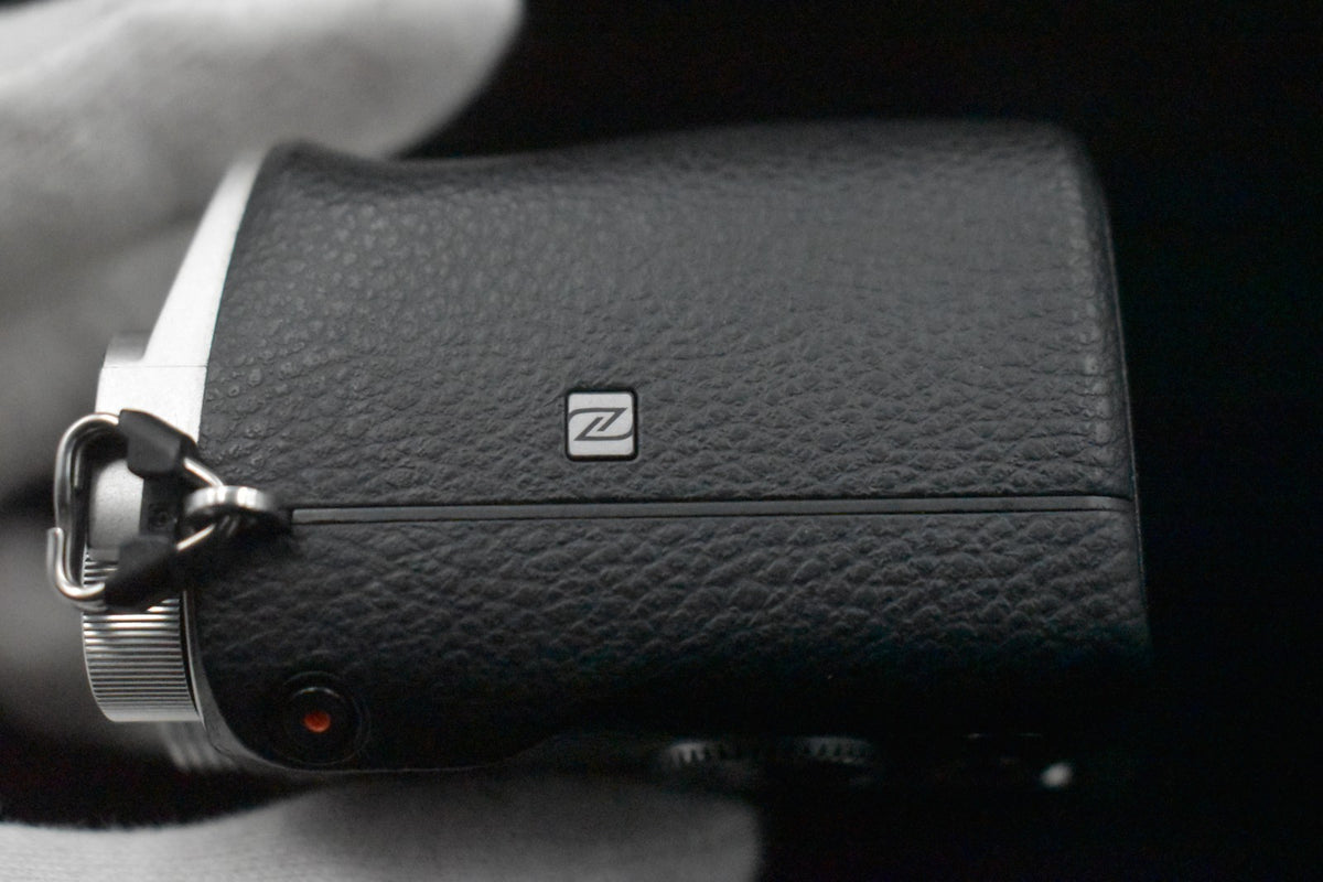 [US Duty Paid] Cámara digital sin espejo Sony a6000 con lente plateada 8484