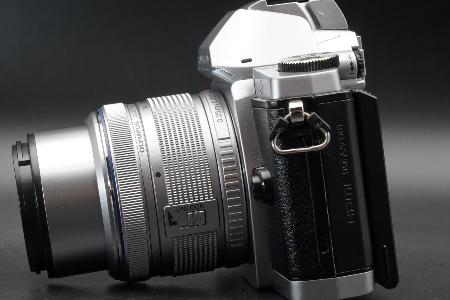 Olympus E-M5 Mirrorless Digital Camera w/ 2 Lenses Silver 11366