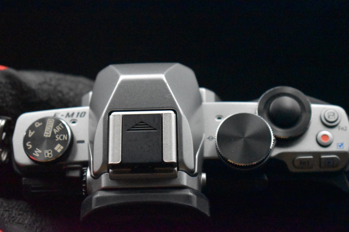 [US Duty Paid] Olympus OM-D E-M10 16.1MP Appareil Photo Reflex Numérique...