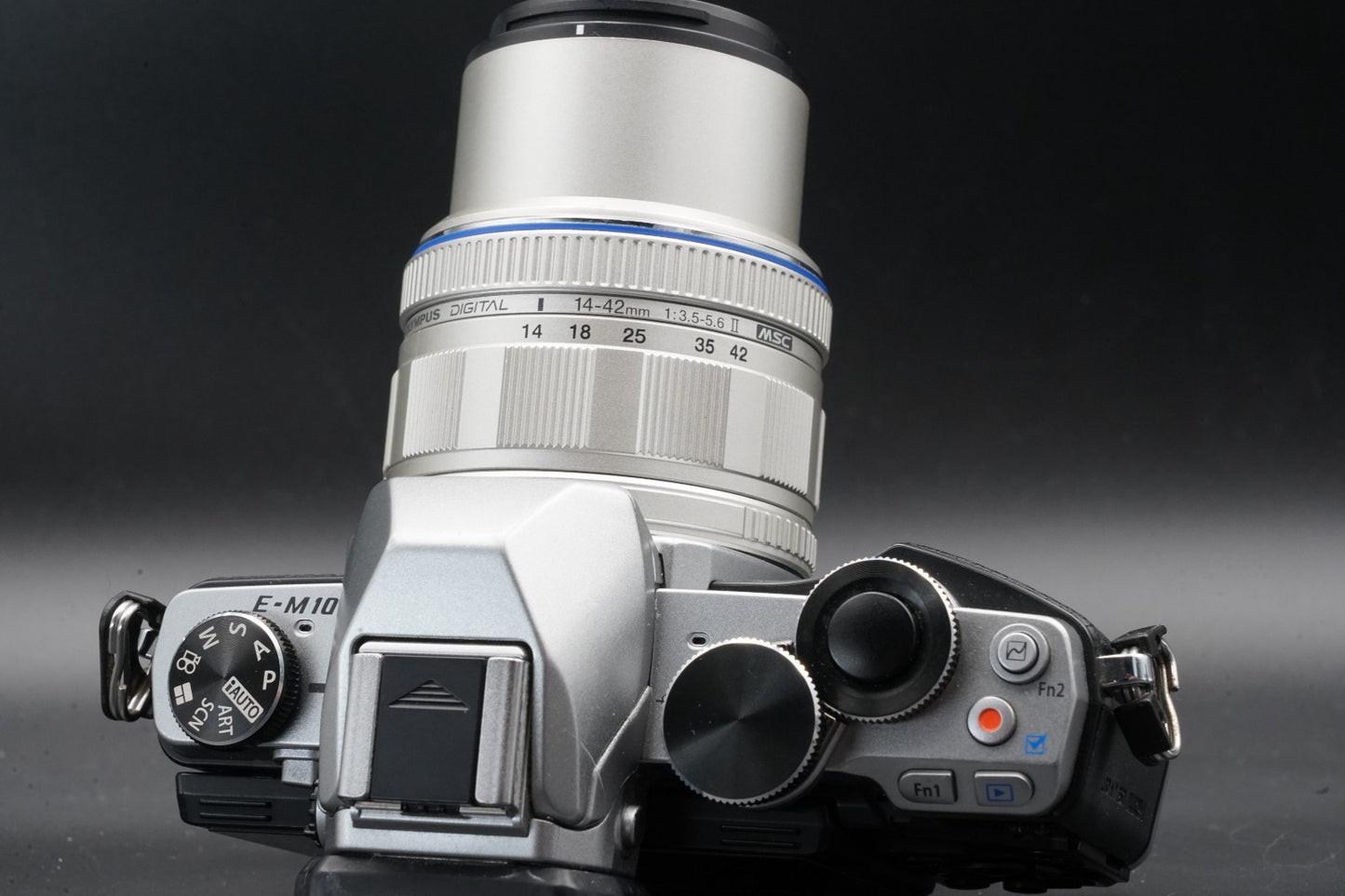 9702 cuts! Olympus OM-D E-M10 16.1MP Digital SLR Camera Silver w/ 2 Lens 11447