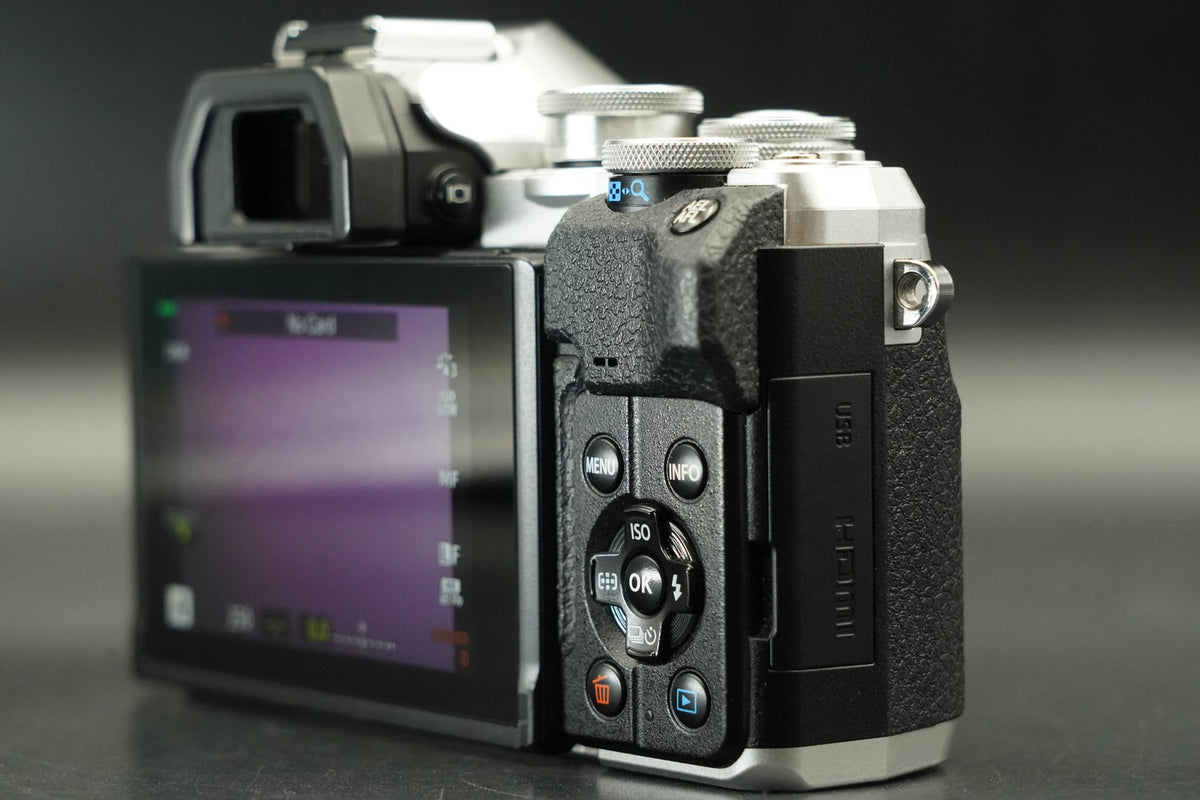 Olympus OM-D E-M10 Mark IV Silver Mirrorless Camera -10104 cut- US STOCK #12140