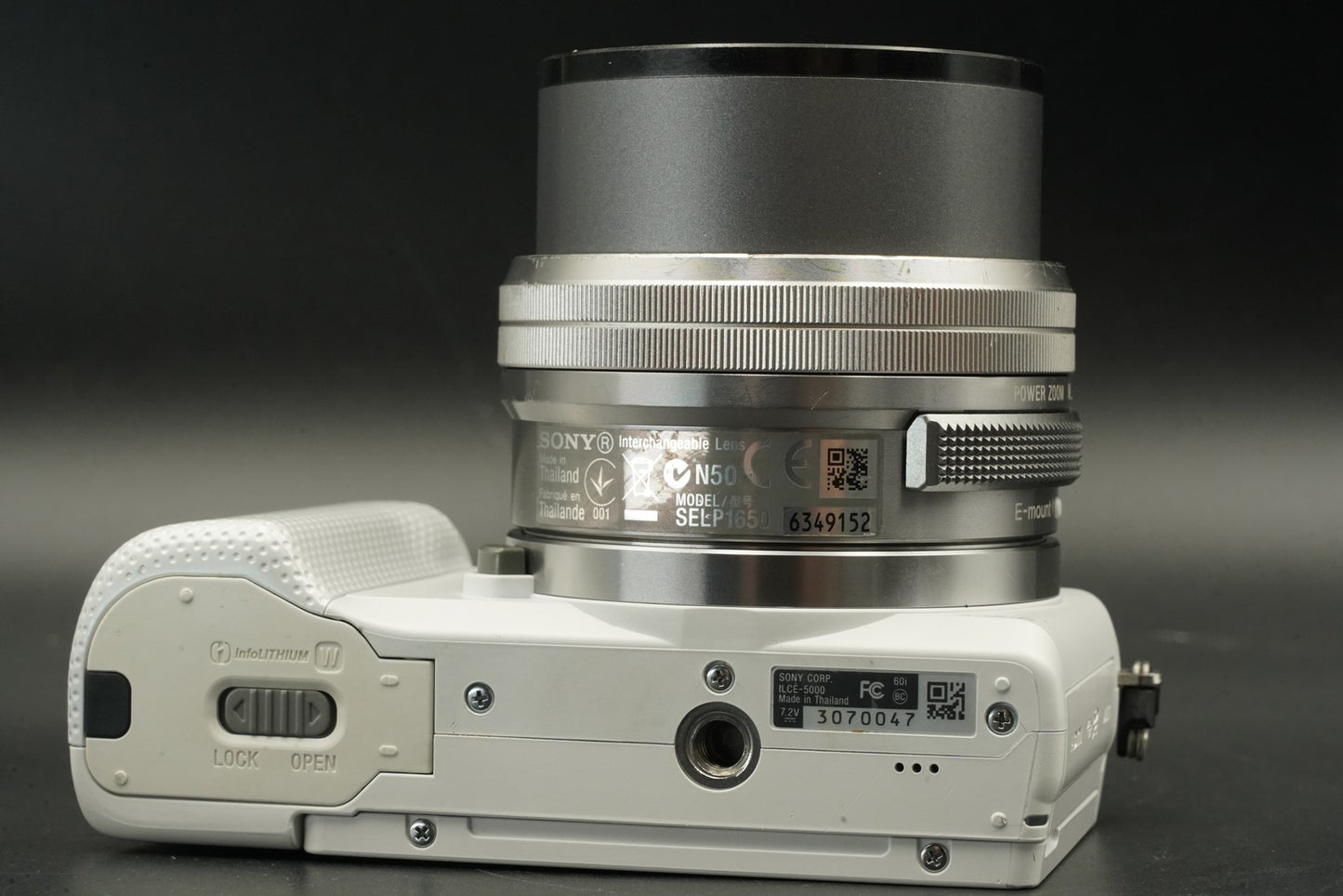 29157 cuts!! Sony a5000 Mirrorless Digital Camera White with 2 Lenses 11483