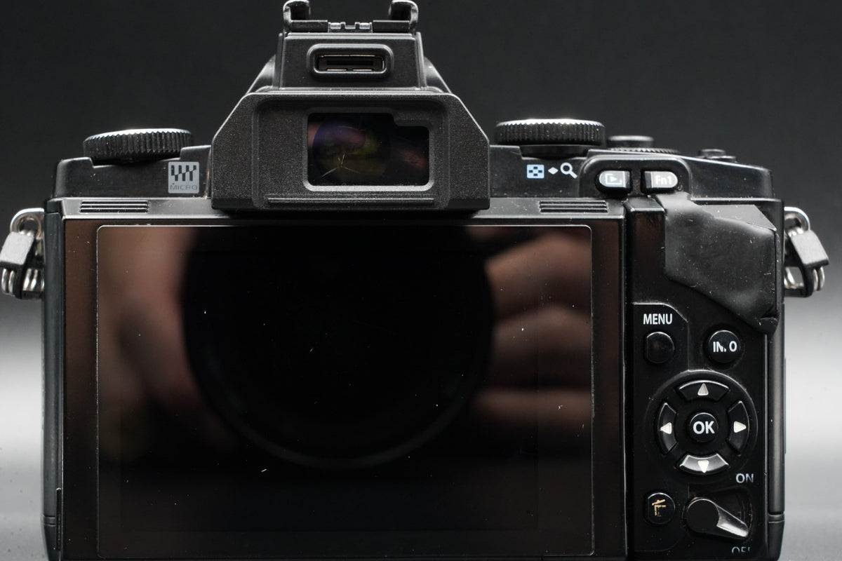 Olympus OM-D E-M10 Mark III Silver Body Only black w/ Lens #10447