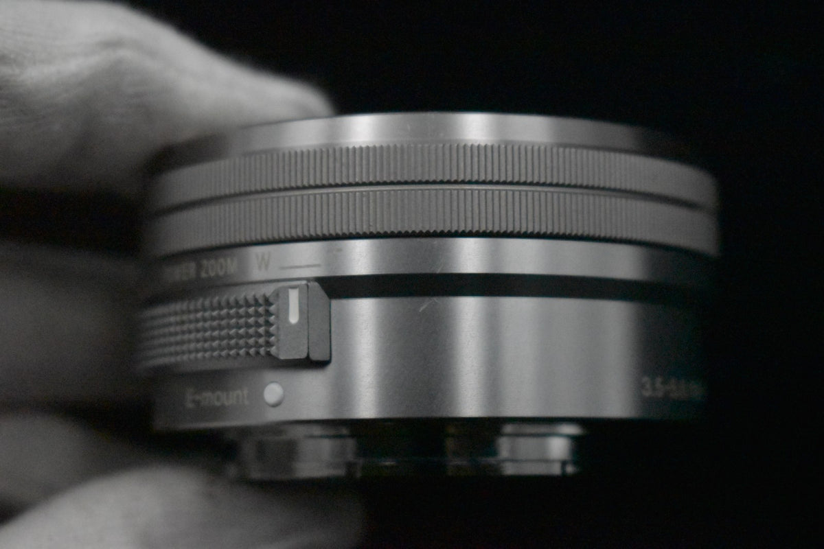 [US Duty Paid] Sony a6000 Digitale Spiegellose Kamera mit Objektiv Silber 8484
