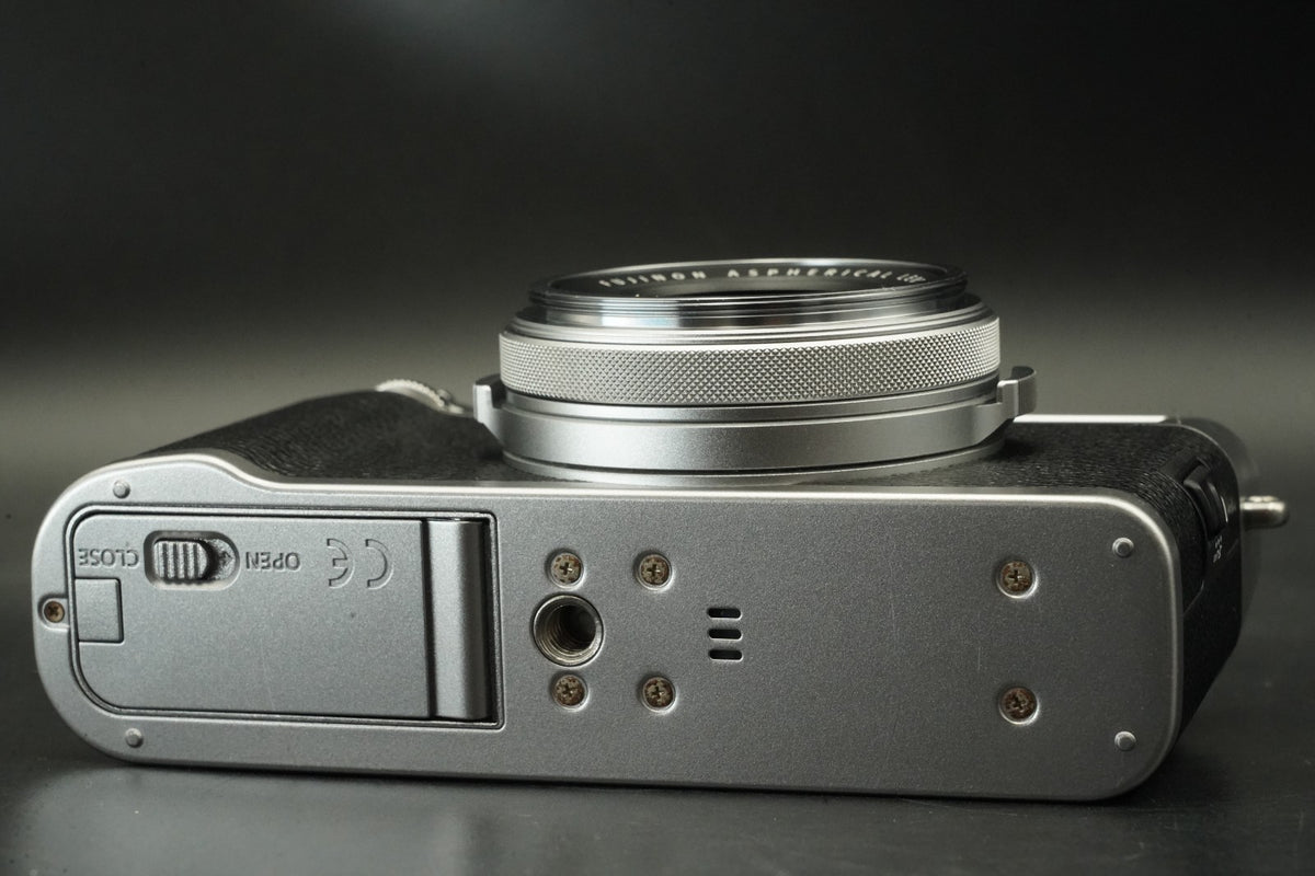 Fujifilm X100F 24,3-MP-Digitalkamera silber aus JAPAN #11899