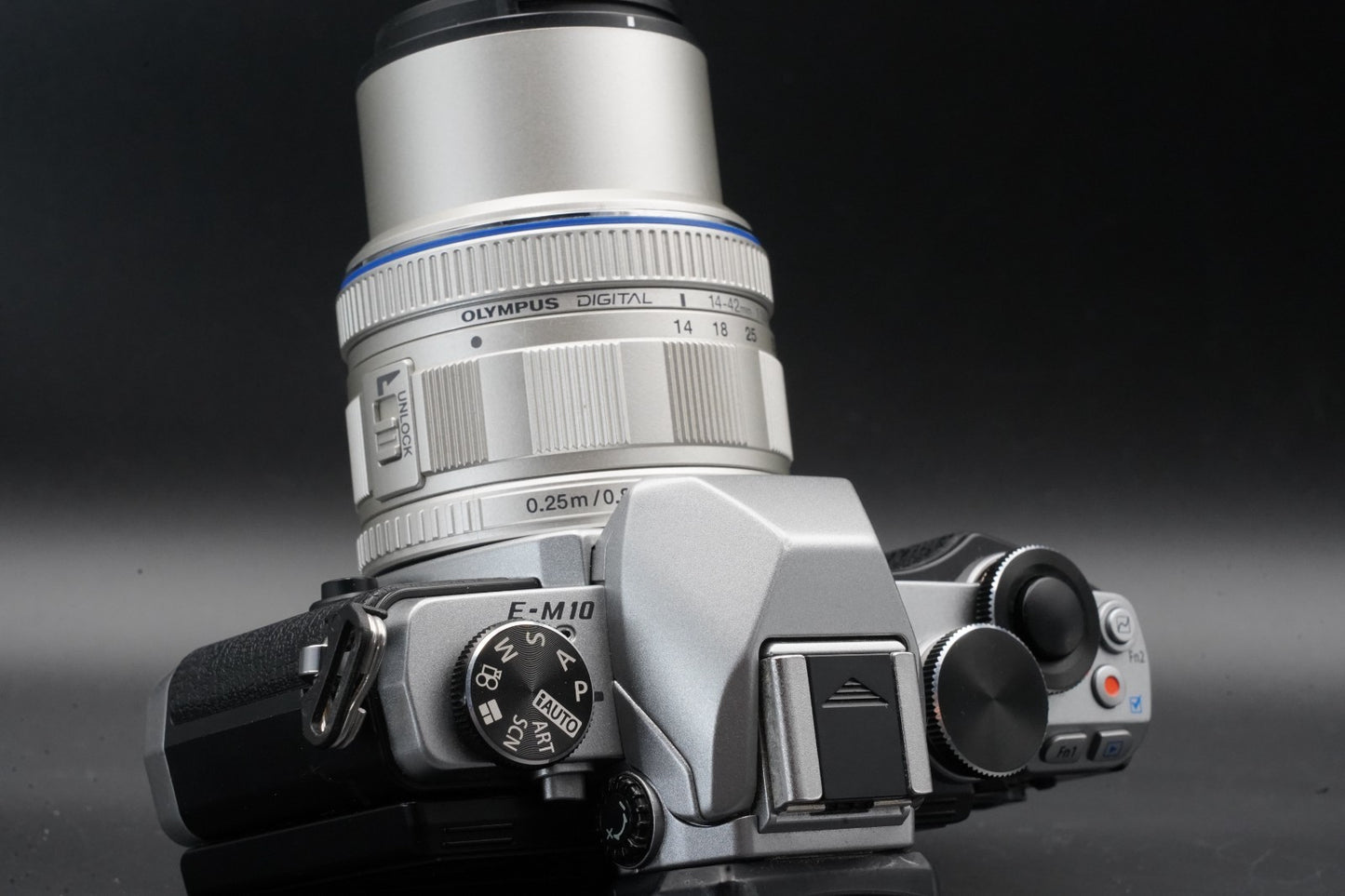9702 cuts! Olympus OM-D E-M10 16.1MP Digital SLR Camera Silver w/ 2 Lens 11447