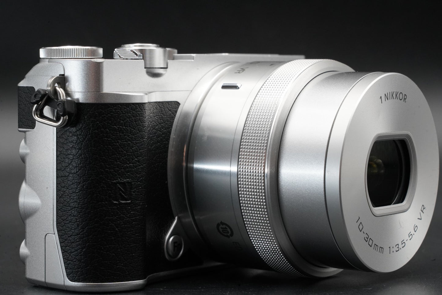 988 cuts!! Nikon 1 J5 Silver w/ 10-30mm Lens Mirrorless Camera 11477
