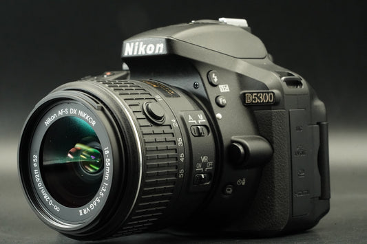 Nikon D5300 DSLR Digitalkamera mit AF-S 18-55mm Objektiven -5027 Schnitte-...