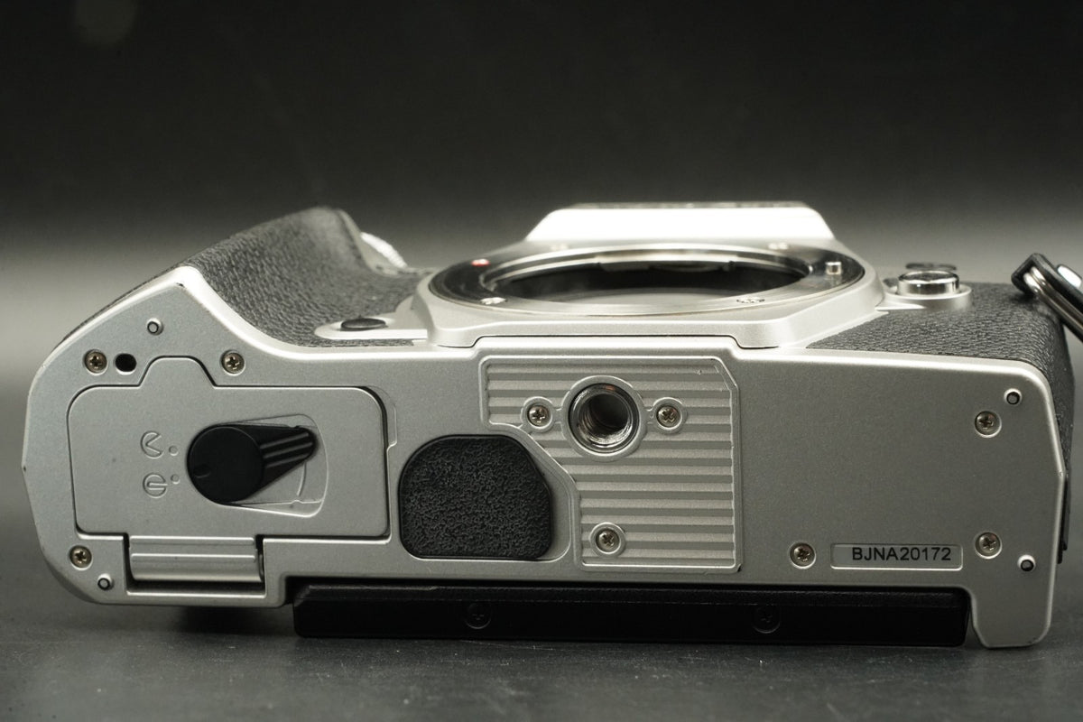 -11033 cuts- OM SYSTEM OM-5 Silver Body Only US STOCK #11467