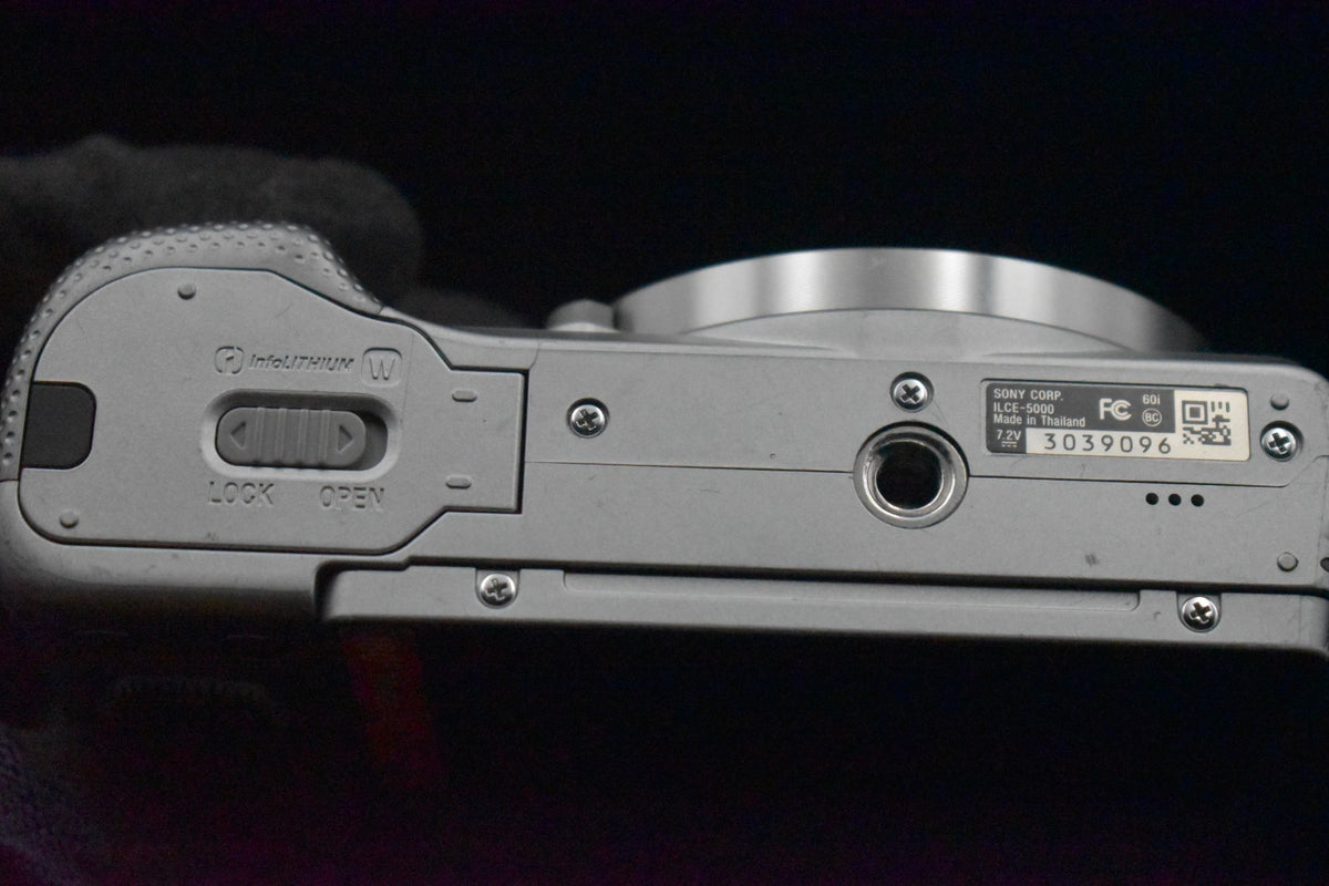 [US Duty Paid] Sony Alpha a5000 Mirrorless Digital Camera with Lens Silver 9100