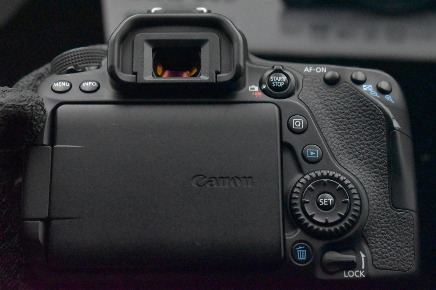 [US Duty Paid] Canon EOS 80D Digital Camera + EF-S 18-55mm II USM Lens 9082