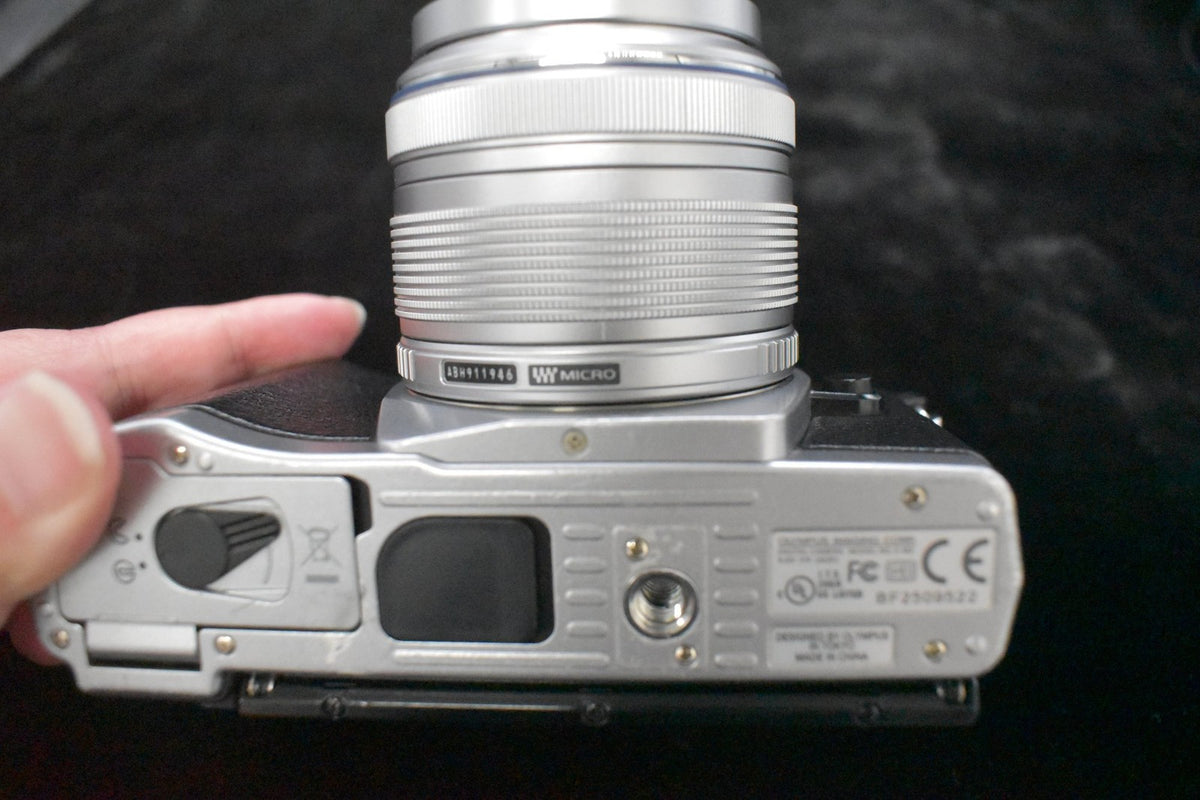 Olympus OMD E-M5 Mirrorless Digital Camera with Lens Silver US STOCK #10070