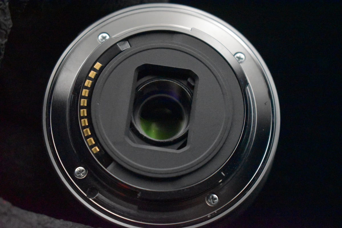 [US Duty Paid] Cámara digital sin espejo Sony a6000 con lente plateada 9301