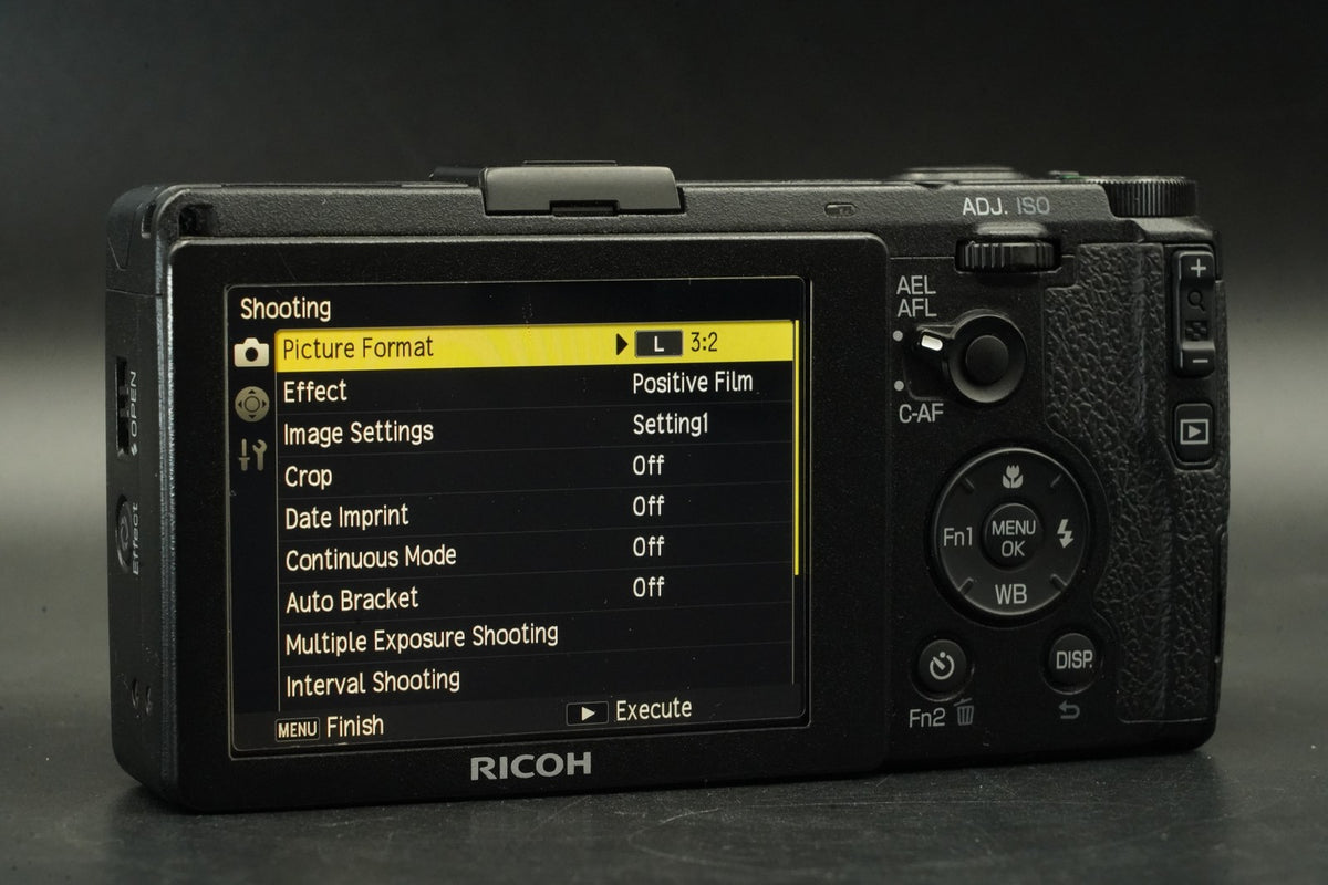 RICOH GR 16.2MP Digital Compact Camera Black -4099 cuts- #11764