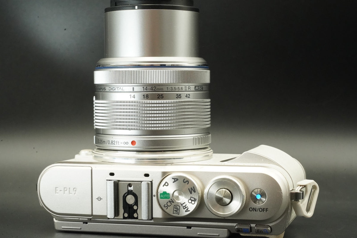 OLYMPUS PEN E-PL9 16.1MP Digital Camera w/ 2 Lens White -2612 cuts- #11891