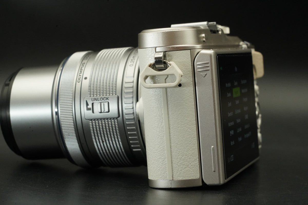 OLYMPUS PEN E-PL9 16.1MP Digital Camera w/ 2 Lens White -2612 cuts- #11891