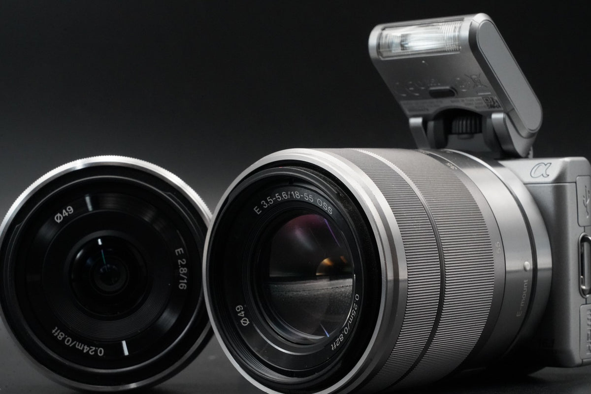 Sony NEX-5 Camera Bundle with 2 Lens Silver -539 cuts- #11059