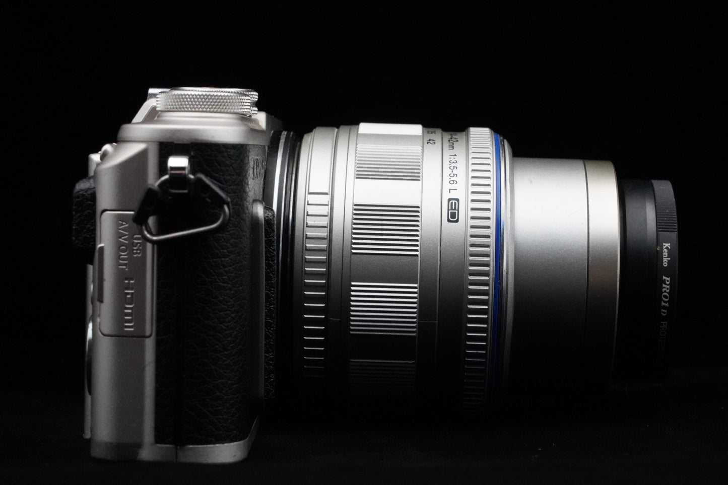 Olympus E-PL8 14-42mm / 40-150mm 2 Lenses Digital Camera US Duty Paid 9888