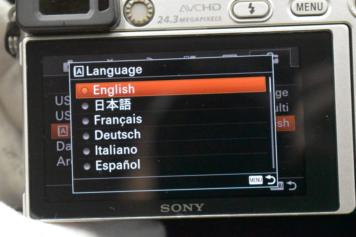 [US Duty Paid] Cámara digital sin espejo Sony a6000 con lente plateada 8484