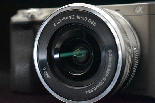[US Duty Paid] Sony a6000 Digital Mirrorless Camera with Lens Silver 9302