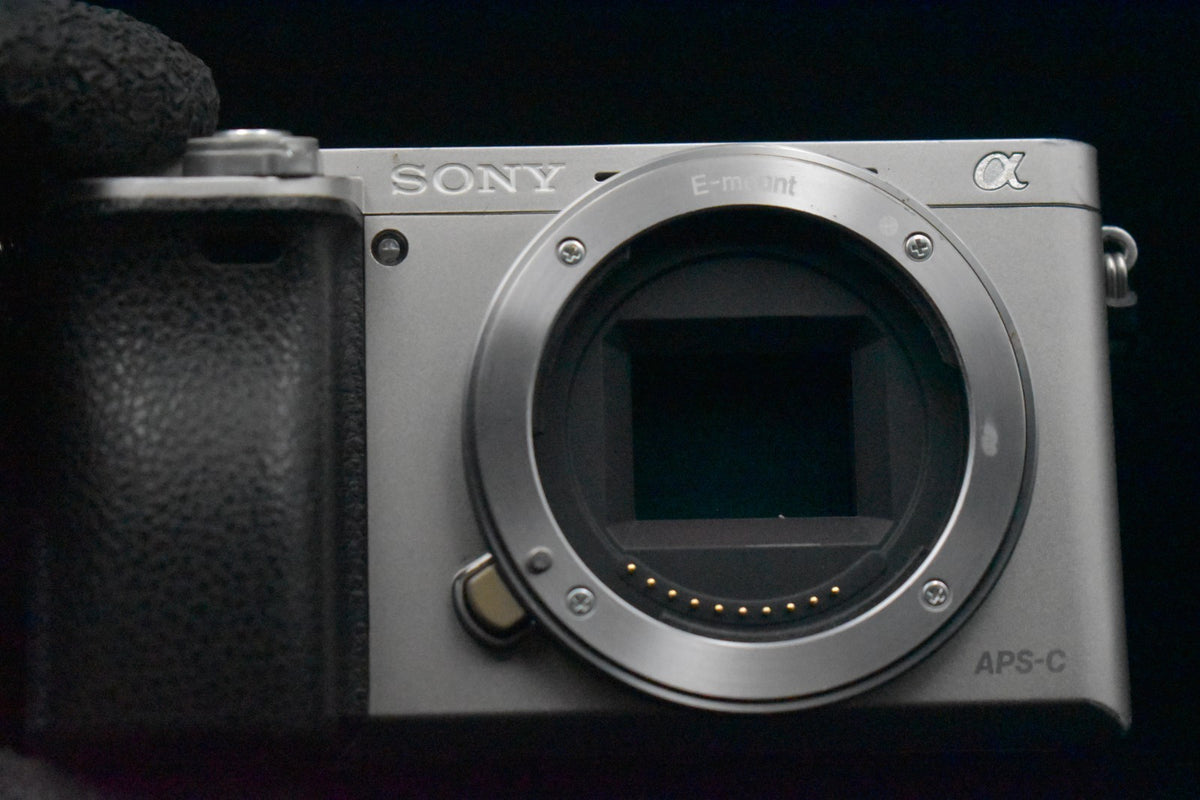 [US Duty Paid] Sony a6000 Digital Mirrorless Camera with Lens Silver 9302