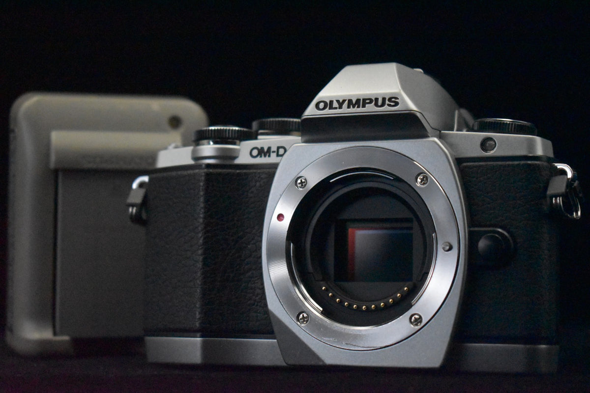 [US Duty Paid] Olympus OM-D E-M10 16.1MP Appareil Photo Reflex Numérique...