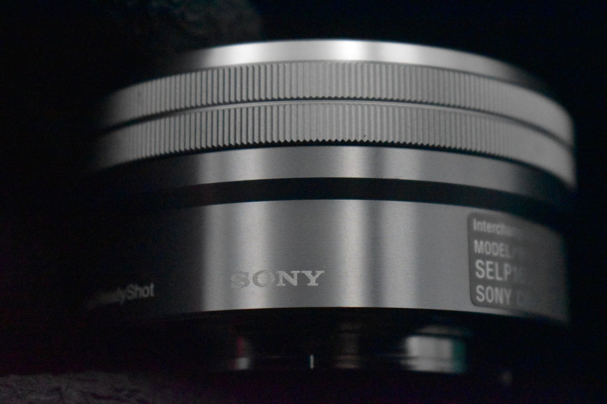 [US Duty Paid] Fotocamera digitale mirrorless Sony a6000 con obiettivo...