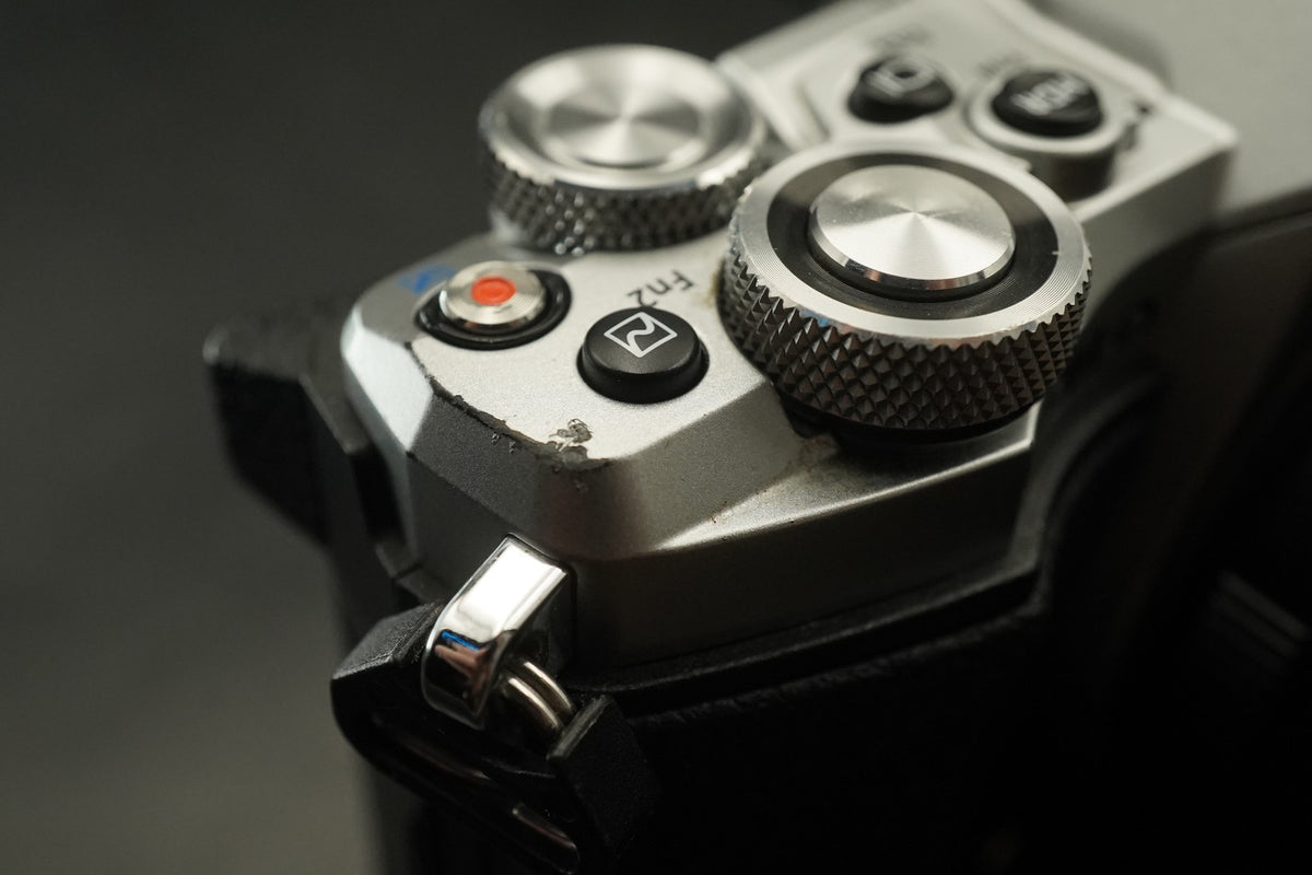 Olympus OM-D E-M5 Mark II w/ M.ZUIKO 14-150 Lens Silver -2474 cuts- #11473