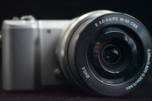 [US Duty Paid] Sony Alpha a5000 Mirrorless Digital Camera with Lens Silver 9100