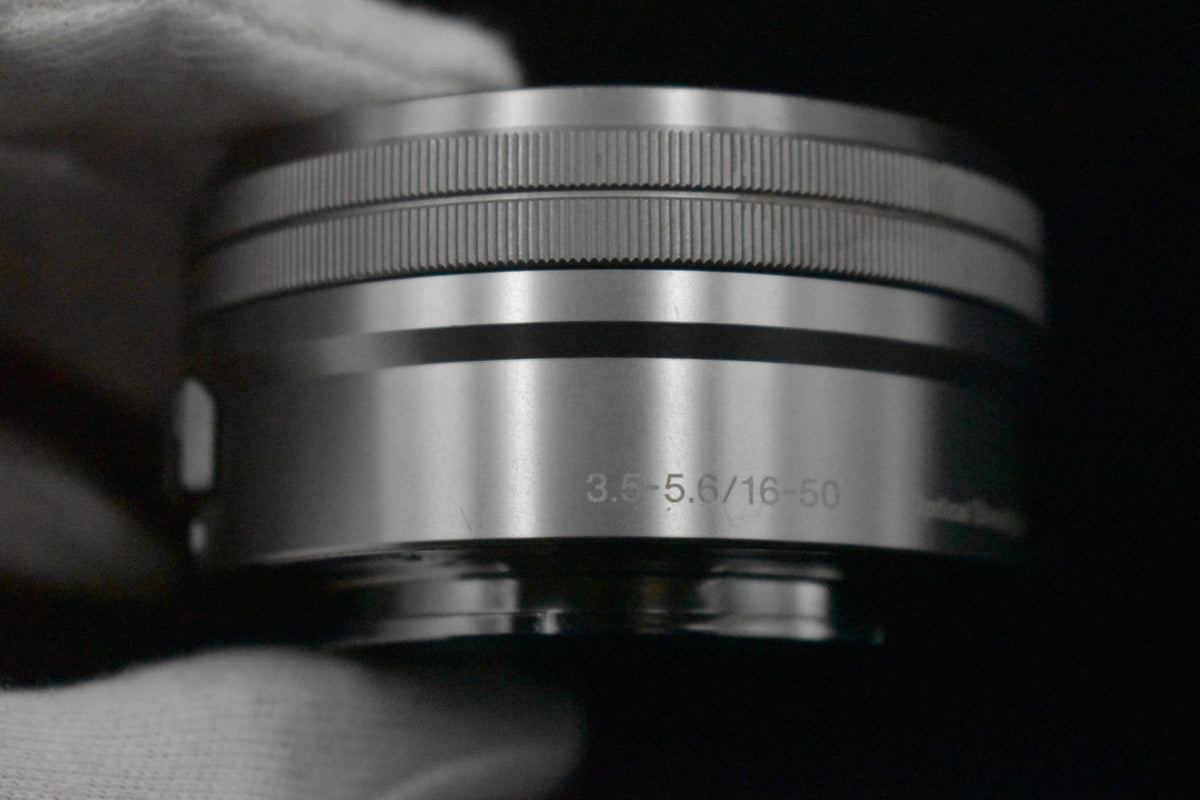 [US Duty Paid] Cámara digital sin espejo Sony a6000 con lente plateada 8484