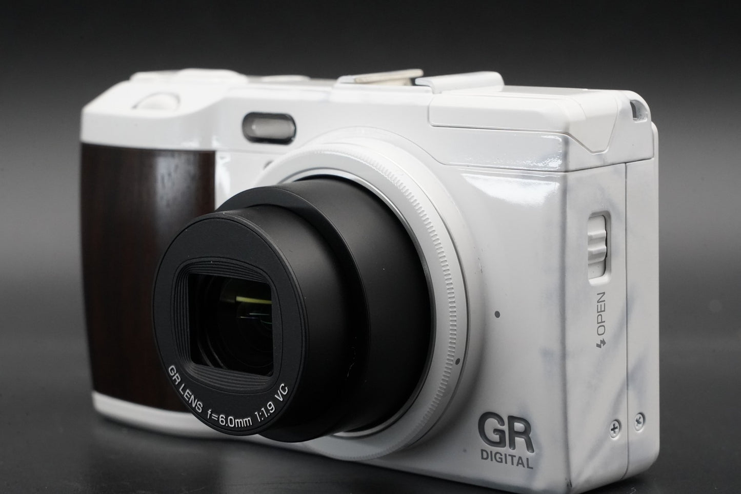 815 cuts!! Ricoh GR Digital IV 10.4MP Digital Camera White 11024